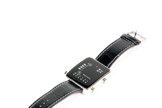 動画・静止画撮影や録音が可能な多機能腕時計……LEDライトで未来系デザイン 画像