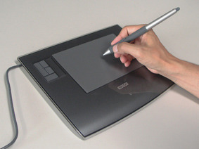 ワコム、ワイドディスプレイに対応した省スペース型ペンタブレット 画像