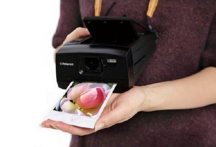 撮影したてや保存した写真の印刷が可能なプリンタ一体型デジカメ 画像