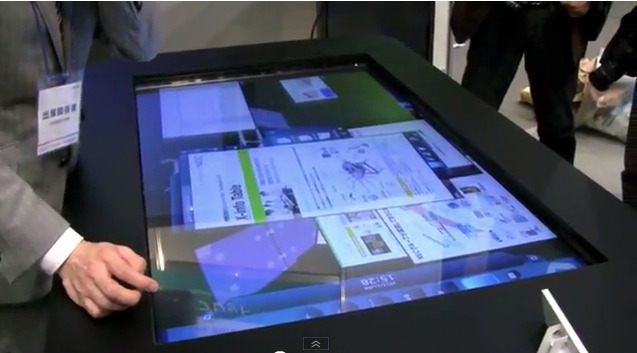 【NEC iEXPO 2011（vol.7）】超巨大！ 机一面がディスプレイの52インチタブレット「X-info Table」   画像
