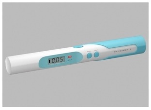 エステー、1万円を切る家庭用放射線測定器の新タイプ「エアカウンターS」来年発売 画像