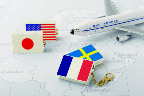 国旗や旅行かばんなど「旅」をテーマにしたポップなデザインのトイカメラ 画像