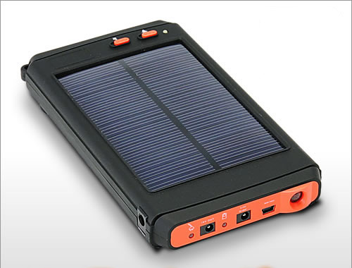 ソーラー・車載シガーソケット・コンセントの3種類で蓄電できるモバイルバッテリ 画像