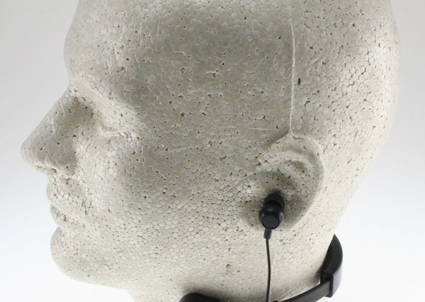 耳につけない、ノドの振動を直接音声に変換するヘッドセット 画像