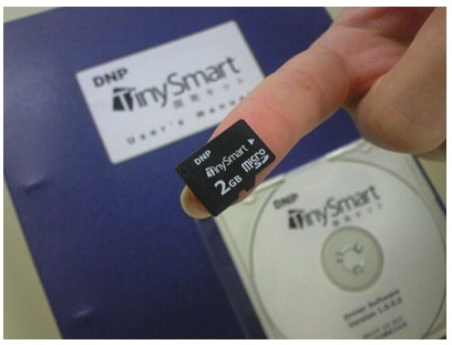 DNP、電子書籍を安全に収納・閲覧するメモリカード「TinySmart」図書館向けに提供開始 画像