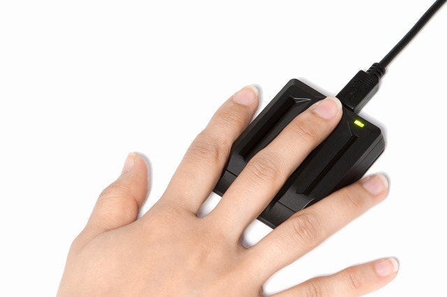 日立、薄型・軽量のモバイル向け指静脈認証装置を発売……サーバ側で生体情報を管理 画像