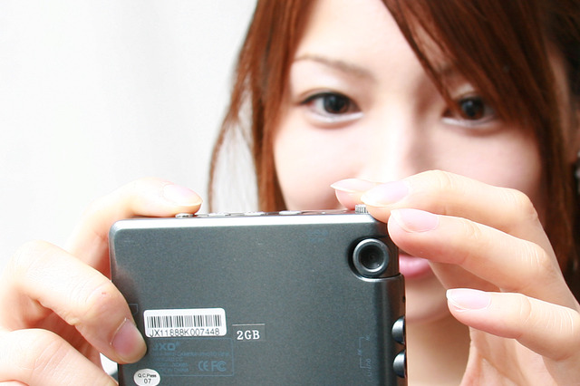 撮影・録音も可能で実売5,980円の多機能ポータブルメディアプレーヤー……自分撮り対応 画像