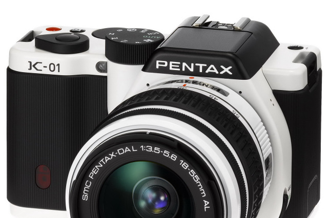 ペンタックス、デザインにこだわるデジタル一眼「K-01」……1cm以下の薄型単焦点レンズも 画像