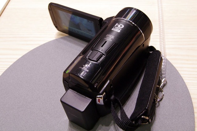 【CP+ 2012(Vol.3)】Wi-Fi対応で高画質を追求した「iVIS HF M52」、その機能は? 画像