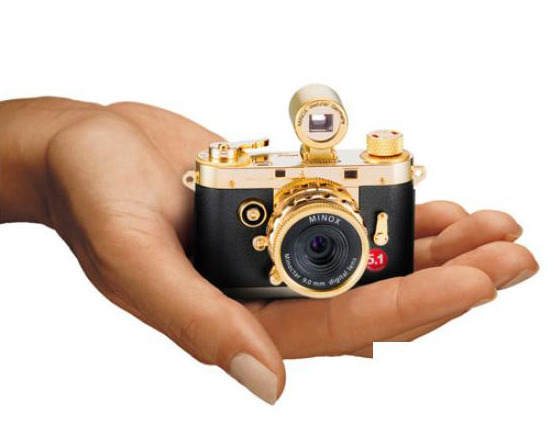 トイデジ並みの小型ボディながらクラシックデザインで金色が輝くデジカメ 画像