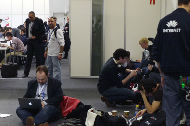 【MWC 2012 Vol.22(動画)】空席を探すのはひと苦労!プレスルームは常に満席状態 画像