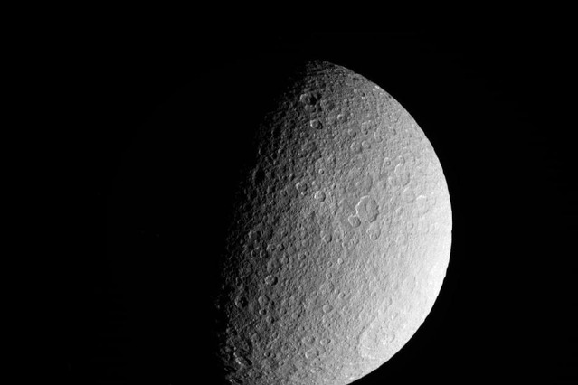 探査機カッシーニが土星の衛星の写真を撮影、多数のクレーターを確認 画像