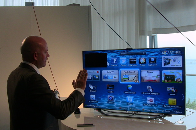 【ビデオニュース】“Hi! TV” 話しかけて、手をかざして操作する……サムスン最新スマートTV「ES8000」 画像