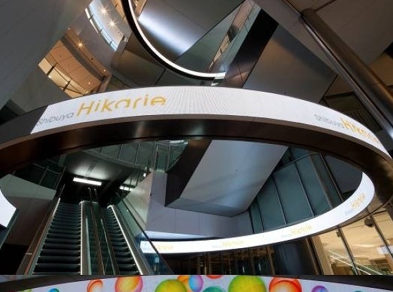 4月26日開業「渋谷ヒカリエ」は、最新デジタルサイネージを多数設置 画像