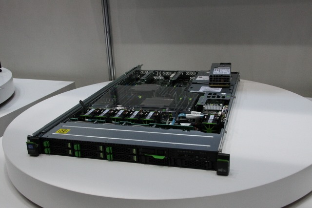 【富士通フォーラム2012】バッテリー装置、GPUを搭載可能な2WAYサーバー CX270 S1 画像