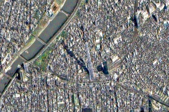 東京スカイツリーを斜め上から見る　衛星写真公開 画像