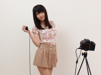 自分撮りもラクラク！　プレビューしながら撮影できる液晶付きカメラリモコン 画像