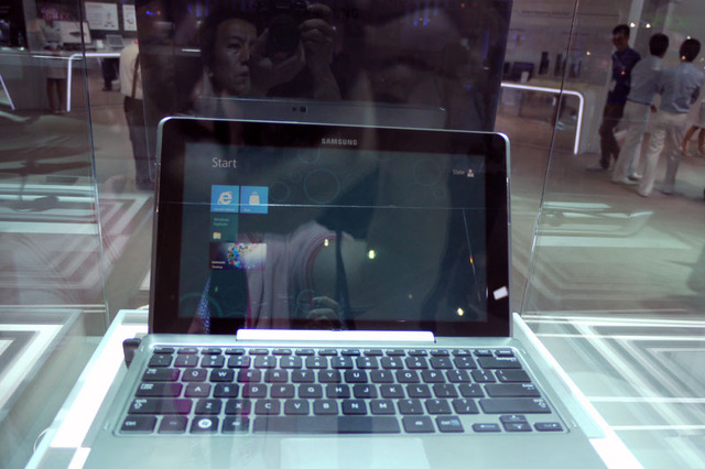 【COMPUTEX TAIPEI 2012 Vol.5】サムスン、タブレットにもなるWindows 8搭載Ultrabook 画像