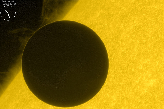 金星の縁が光の輪に！……太陽観測衛星「ひので」がとらえた金星の太陽面通過 画像