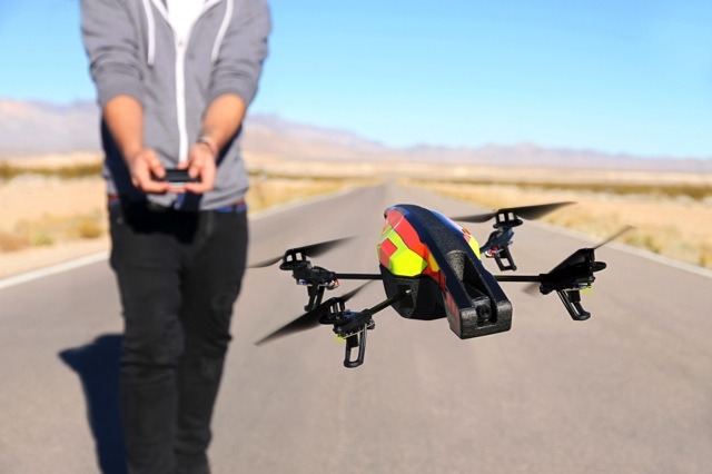 スマホで操縦できる小型ヘリ AR.Drone、高画質カメラを搭載の「2.0」に 画像