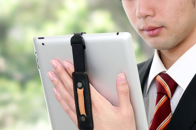 iPadを手に取り付けて操作できる伸縮自在のホルダーバンド……落下防止に最適 画像