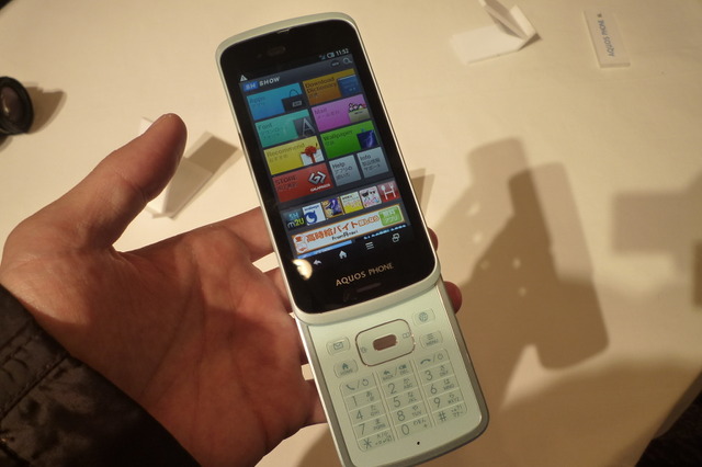 KDDI、テンキー搭載のスライドスマホ「AQUOS PHONE SL」を6日に発売 画像