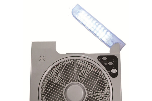 節電対策にもなる充電式扇風機、LEDライト付きで実売4,980円 画像