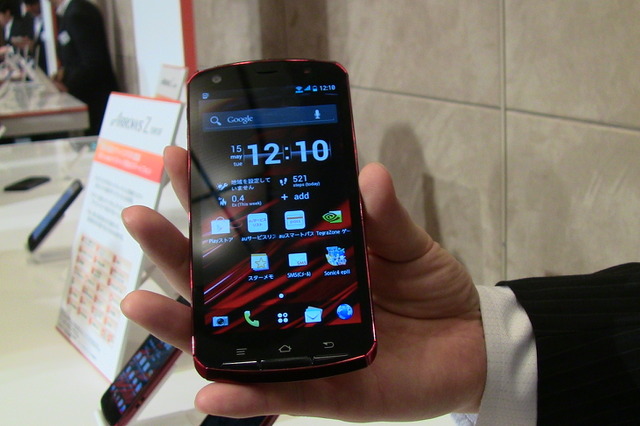 KDDI、4コア搭載ハイスペック防水スマホ「ARROWS Z ISW13F」を20日に発売 画像