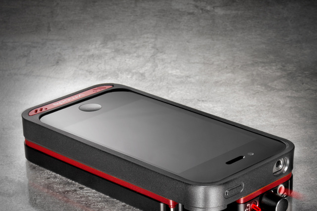 補助バッテリとしても利用! 高性能DACを搭載したiPhone 4S・4専用ケース型ポータブルアンプ 画像