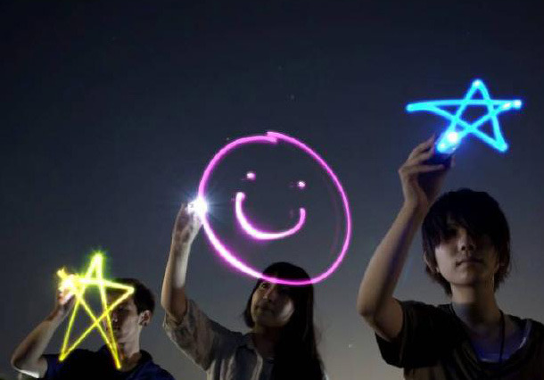 【おもちゃ見本市 2012】iPhone連動でペンライトアートが楽しめる！「夜空におえかき」が11月発売 画像