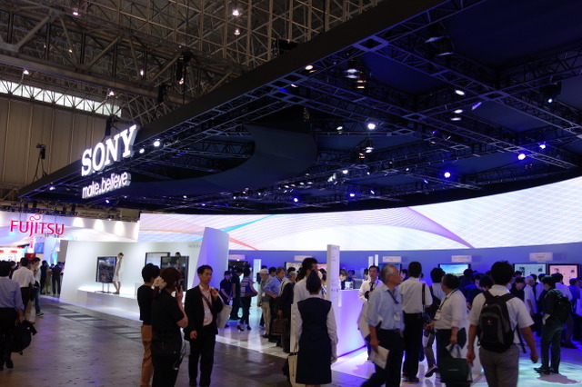 【CEATEC 2012 Vol.21】「CEATEC JAPAN 2012」開幕！人気ブースにはすでに行列も 画像