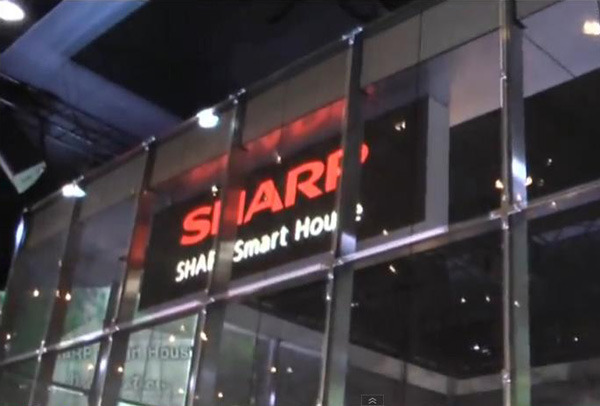 【CEATEC 2012　Vol.39：動画】もはや設置場所は屋根だけではない！シャープが「シースルー太陽電池モジュール」をデモ 画像