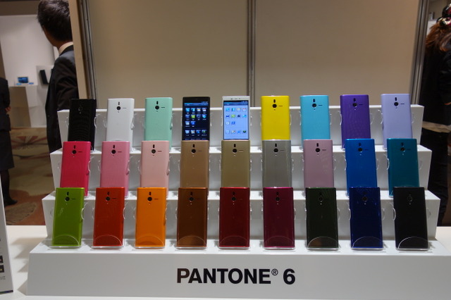 【ソフトバンク冬春】世界最多!25色のカラバリを揃えたPANTONEスマホ 画像