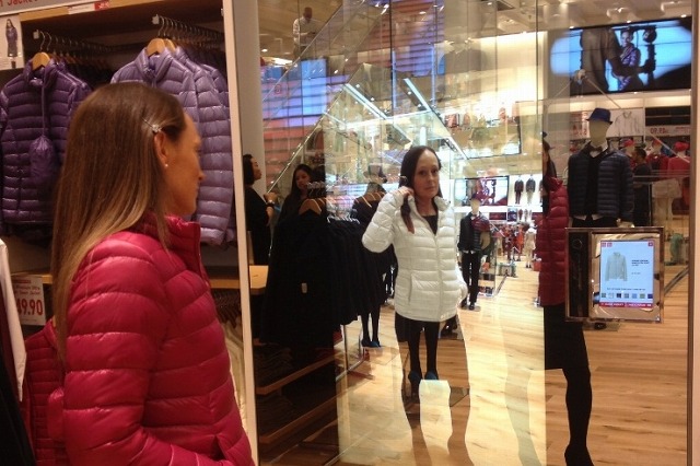 ユニクロ海外店、DNPの「バーチャル試着システム」を採用……デジタルサイネージ活用 画像