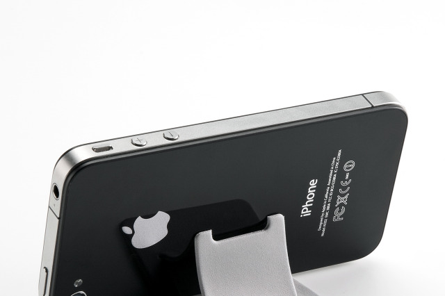 スマホ背面に貼り付け持ち運べるクリーニングクロス！ スマホ用スタンドにもなる 画像
