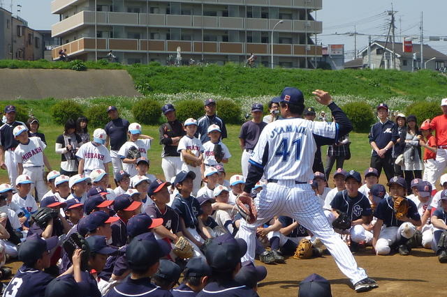小学生対象の野球教室、横浜DeNAベイスターズの選手や監督が登場　11月24日 画像