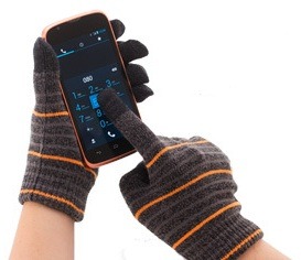 冬でも温かくスマホをタッチ操作！ 男女用でデザインが異なるスマホ向け手袋 画像