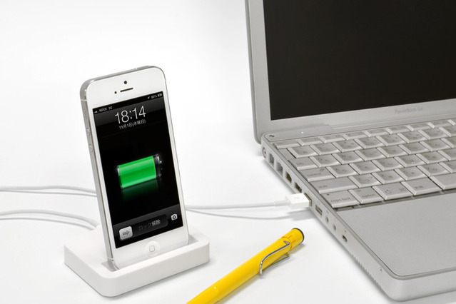 机の上もスッキリ！ iPhone 5用縦置きドッキングスタンド  画像