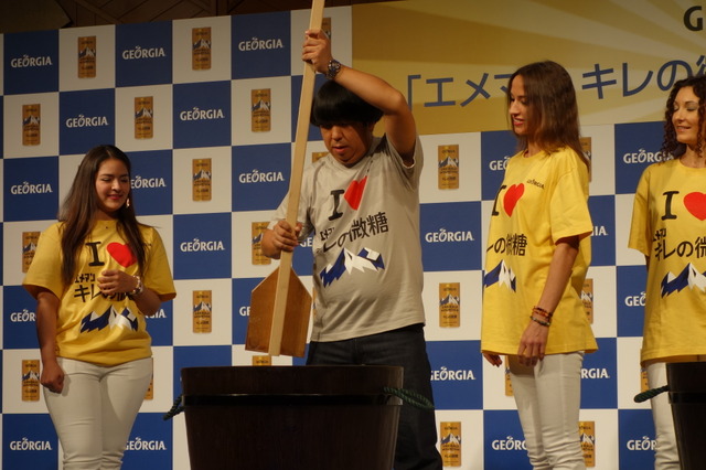 豆を洗わせたら日本一!?バナナマン日村がコーヒー豆洗いで汗だくに！ 画像