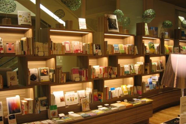 「百貨店ならではの本の出し方にこだわった」ブックコーナーが人気 画像