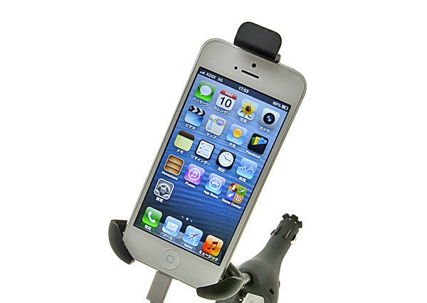 ドライブ中のiPhone 5の電池切れも防止！ USB充電ポート付きシガーソケットスマホ用ホルダー 画像