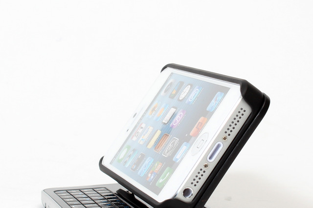 スタンド機能を新搭載したiPhone 5用ケース一体型Bluetoothキーボード 画像