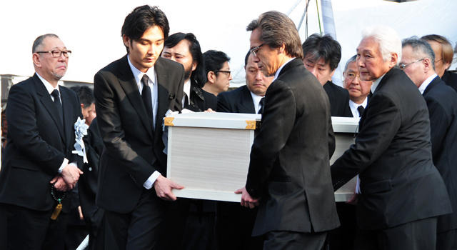 松田龍平、大島監督の出棺を見送り最後の別れ 画像