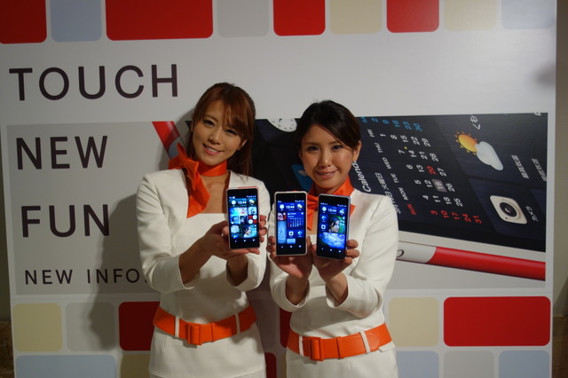 KDDI、前面からタイルボタンをなくした「INFOBAR A02」……クアッドコア搭載、LTE対応 画像