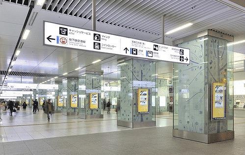 シャープ、JR博多駅構内に大規模サイネージシステムを導入 画像