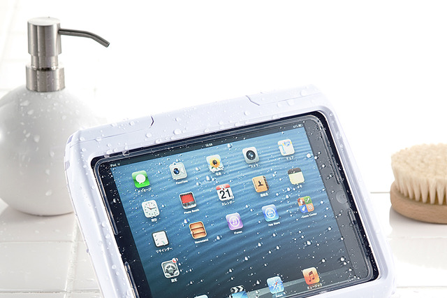 iPad miniをバスタイムに楽しめるスタンド機能付き防水ケース 画像