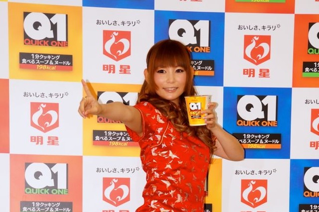 中川翔子、チャイナドレスでヌンチャク披露…1分間で生着替え 画像