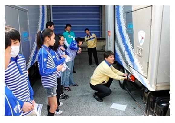 小学生が佐川急便の配達体験　3月28日 画像