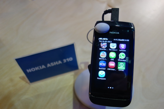 【MWC 2013 Vol.25】体験版LINEをインストールした「Asha」……Nokiaブースで発見 画像