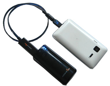 1台でスマホ2～3回分を充電、別売ドッキング収納ボックスで大容量化できる補助バッテリ 画像